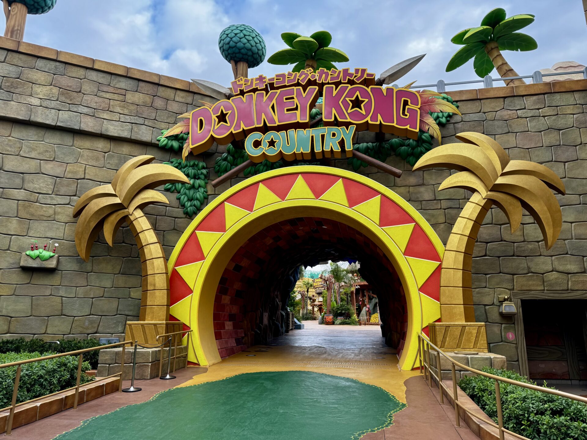 donkey-kong-theme-park-unveils-entrance-and-welcomes-first-guests-vgc